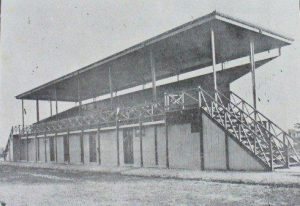 El viejo estadio de Platense en Manuela Pedraza y Crámer en los primeros años. Allí jugó entre 1917 y 1971. La primera presentación bohemia allí fue el 15 de agosto de 1917, pocas semanas después de la inauguración del field —ocurrida el 9 de julio con un amistoso ante el Club Provincial, de Rosario—. En encuentro correspondiente al Campeonato de Primera División de 1917, Atlanta venció al Calamar por 2 a 1, con goles convertidos en los minutos 87 y 88 por Marcelino De Césari y Collazo, respectivamente; había abierto el marcador en la primera etapa Rivet, para el equipo local.