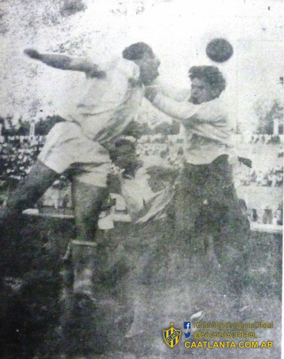 1964. Amistoso e igualdad 2 a 2 entre Altnata y Atlètico de la Juventud, con cuatro refuerzos de otros equipos locales. El arquero bohemio, Miguel Ángel Sánchez, y el delantero del equipo lechuzo Laprovitola van en busca de la pelota en el aire.