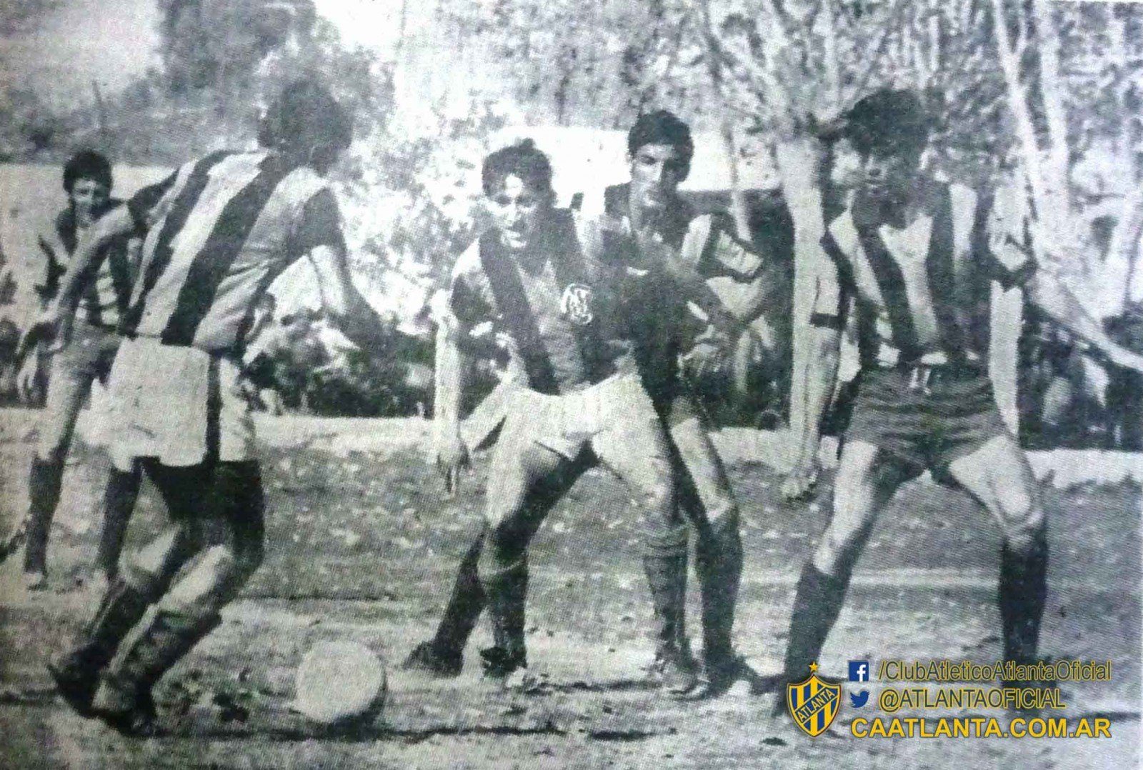 Nacional 1970. San Martìn (San Juan) 1 - Atlanta 1. El defensor auriazul Osvaldo Gutiérrez le está por salir al cruce a Fornari, el número siete de San Martín. Espera su compañero Millicay, marcado por Horacio Morales, defensor central del Bohemio.