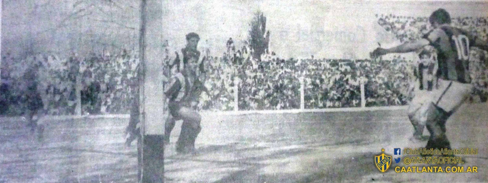 1970. Primera actuación oficial de Atlanta en San Juan. Por el torneo Nacional de Primera División empata con San Martín 1 a 1. Aquí, el gol sanjuanino: Juan José Pérez ya remató rumbo al arco, luego de haber recibido de Fornari, ante la salida del arquero Carlos Oriolo (izquierda). Tampoco puede hacer nada Alberto Fernández Vázquez, defensor bohemio.