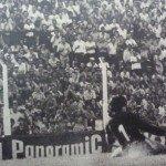 1973. Torneo Metropolitano. Atlanta vence 2 a 1 en Humboldt a River. El transitorio empate de River, con este gol de Oscar “Pinino” Mas al arquero Hugo Carballo.