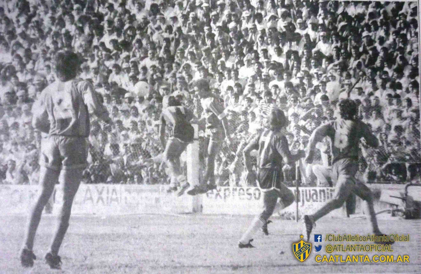 1990. Atlanta juega en San Juan frente a San Martín por el Zonal Sudeste, cuyo ganador ascendía a la B Nacional. Empataron 0 a 0. Aquí Rubén Checchia, del Bohemio, y Daniel Castro, del local, disputan una pelota en el aire. De espaldas, con el 2, el defensor auriazul Juan Silva, mientras que el 6, Fabián Ucero, marca a José González.