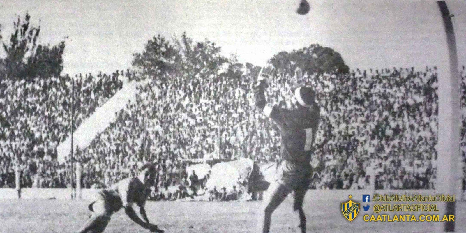 1990. Empate sin goles en San Juan con San Martín, por el Zonal Sudeste, que luego ganaría Atlanta, conquistando el ascenso al Nacional B. Se salva el arco bohemio, defendido por Alberto Montes. El tiro de Hubert Piozzi (no aparece en la foto) se va desviado; en el piso, sufre Rubén Checchia.