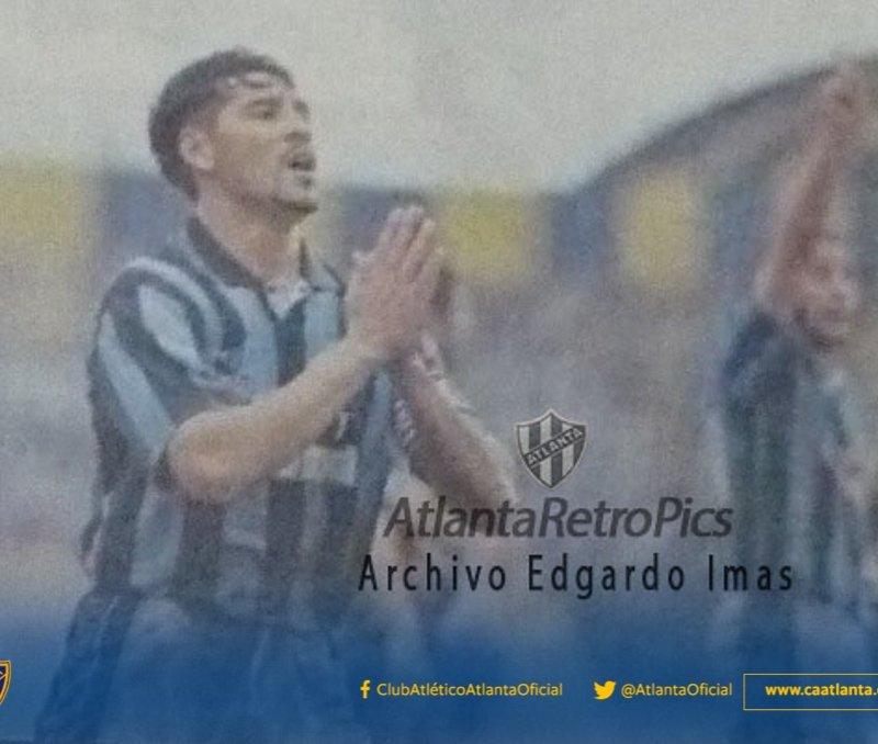 Foto: 2000. Atlanta 1 San Telmo 0. Jugadores de San Telmo piden a sus hinchas que cesen cantos antisemitas para evitar la suspensión del partido.