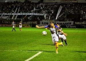 El cordobés Andrés Soriano en acción en 2012 en el estadio Ciudad de Vicente López. Ahí mismo había debutado ocho años antes con la camiseta auriazul. (Foto: Federico Imas.)