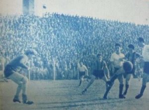 1949. Triunfazo de Platense en la fecha 11, en Primera A, 4 a 0 a Atlanta en la vieja cancha de Humboldt. En la escena, el legendario guardavalla Cozzi ante el sanjuanino Francisco Antuña, del Bohemio. En la segunda rueda, también vencieron los calamares, pero 4 a 2.