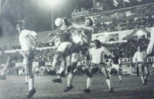 Platense, local en el León Kolbowski. Aquí, en un triunfo 3 a 0 sobre Deportivo Morón, en partido nocturno por la Primera B en 1976.
