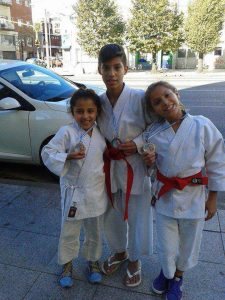 Foto de los 3 competidores con sus medallas, de izquierda a derecha: Amancay Pereyra, Francisco y Julieta Dominguez