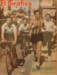 Héctor Alais, en la tapa de "El Gráfico" al haber ganado la Maratón de los Barrios de 1944, el año anterior a aquel en que lo hizo Pedro Caffa. Ambos eran deportistas de Atlanta