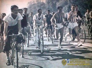 La lucha por la punta entre el fondista representante de Atlanta, Pedro Caffa, y un rival, sobre la avenida Alvear, mucho antes de llegar primero al punto final de la carrera, el Luna Park
