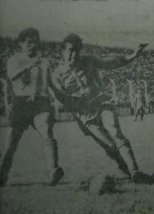 1960. Triunfazo bohemio 4 a 3 en Villa Crespo. Bettinotti y Mansilla luchan por el balón en un Atlanta-Racing con emoción y plagado de errores defensivos.