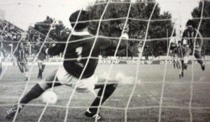Así empezaba la campaña de 1983, que terminó en el último ascenso a Primera A. Gol de Ricardo Espala al arquero Lanari. Primer tanto en el triunfo 3-2 de Atlanta visitando a Italiano en la cancha de Argentinos Juniors cuando era de madera.