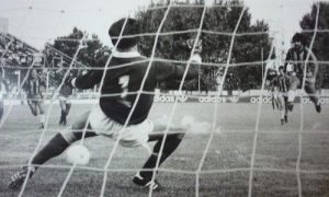 1983. Italiano 2 Atlanta 3, en Argentinos Juniors. Primer gol. Espala, de penal.