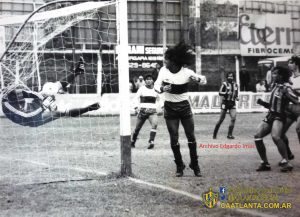 1985. Atlanta le gana a Morón en el Oeste 2 a 0. Pese al esfuerzo, el arquero Juan Carlos Micheli no puede impedir el primer gol bohemio, a cargo de Alfredo Torres.