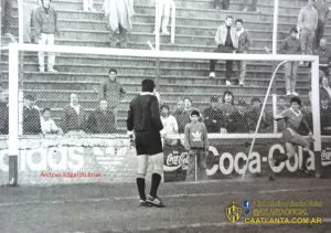 1988/89. Triunfazo auriazul sobre la hora en el Francisco Urbano por 4 a 3. El gol de la victoria sobre la hora, de penal, disparado por el defensor Esteban Solaberrieta. El improvisado arquero moronense es el defensor paraguayo Cuenca Zaldívar, que años después jugaría en Atlanta, que ocupó el arco luego de que el arquero Juan Carlos Micheli se retirara por lesión cuando ya había realizado su equipo los dos cambios reglamentarios.