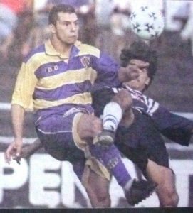 2000/01. Empate 1 a 1 en el Sur, ambos goles de penal. El desaparecido Pablo Quiñones lucha con Germán Juárez