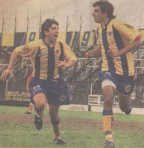 Empate 1 a 1 en Villa Crespo por la primera fecha del Apertura 2003, ganado por Atlanta. Cristian Pellerano festeja su gol junto con Juan Marcelo González