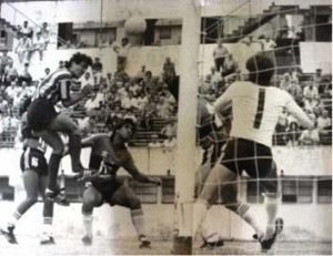 Apertura 1986 de la vieja Primera B. Atlanta, que perdía 0-2 en el primer tiempo, lo dio vuelta y ganó 3 a 2 en Humboldt. Aquí, el primer gol, anotado por Jorge Omar Berrio al arquero Castagneto, hoy funcionario.