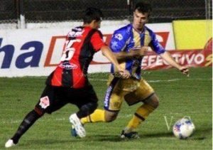 Martín Palisi en el enfrentamiento entre ambos, en el Bajo Núñez, en diciembre de 2012. Ganó Altanta 2 a 1.