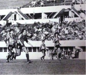 1985. Atlanta 3 – Defensores de Belgrano 2. El segundo bol bohemio, convertido por el uruguayo Eber Bueno. El partido tuvo cuatro expulsados: tres de la visita y uno del Bohemio.
