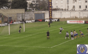 2005: choque en Mataderos. Ganó el Bohemio 1 a 0. Aquí, patea el penal Graieb, pero atajará Dobler.