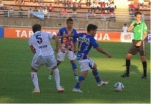 Gastón Lolli con el balón en el partido en que Atlanta perdió en Catamarca 2-1 con Quilmes. De ese modo fue eliminado de la Copa Argentina 2011/12