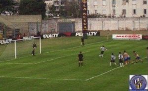 2005: choque en Mataderos. Ganó el Bohemio 1 a 0. Aquí, patea el penal Graieb, pero atajará Dobler.